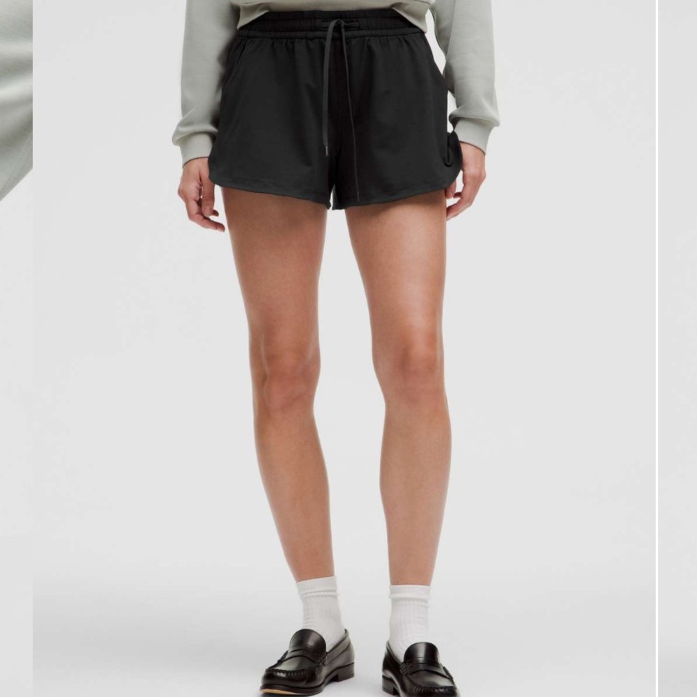 Lululemon Soft Jersey Mid-Rise Curved-Hem Short 3"